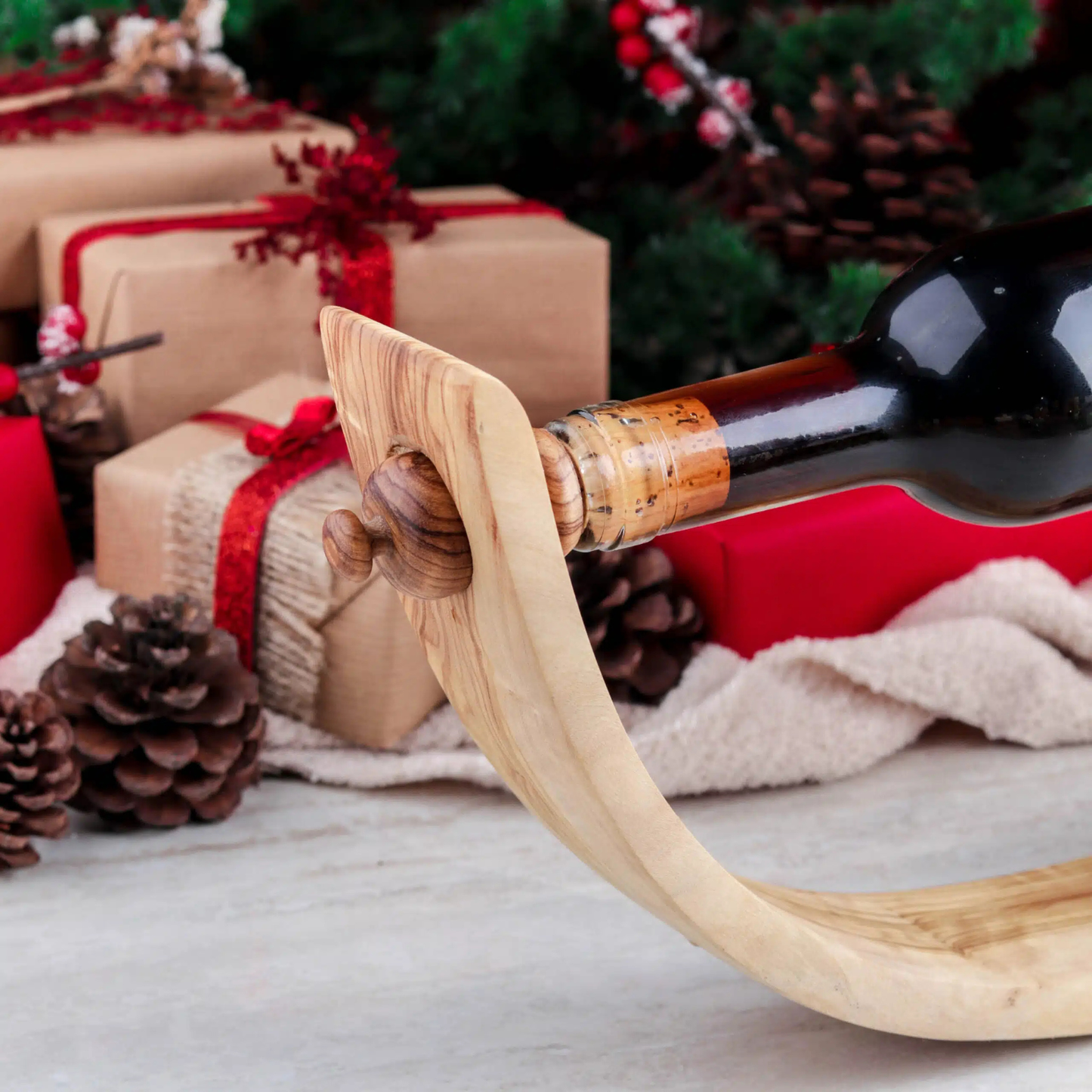 Edles Geschenkset aus Olivenholz mit zwei Holzkelchen und Flaschenhalter, handgefertigt in Tunesien