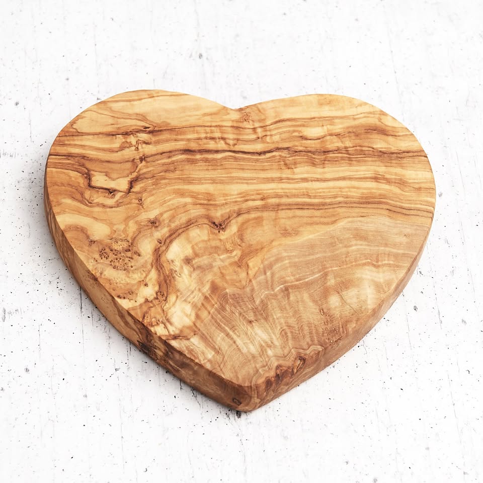 Handgefertigtes Herz-Brett aus Olivenholz - Aus einem Stück Naturholz - Handgefertigt Schweiz | Mediterranean Art - Handgefertigt Schweiz | Mediterranean Art - Handgefertigt Schweiz | Mediterranean Art - Handgefertigt Schweiz | Mediterranean Art - Handgef Olivenholz handgefertigt Schweiz - Bild 2
