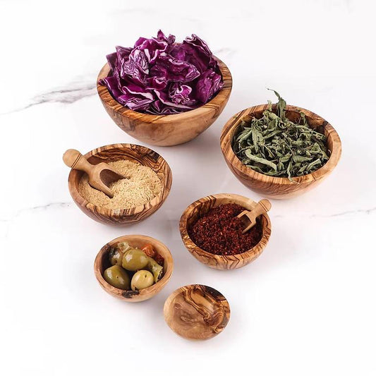 Set aus 6 robusten Holzschalen in kleinen bis mittelgroßen Größen aus Naturholz