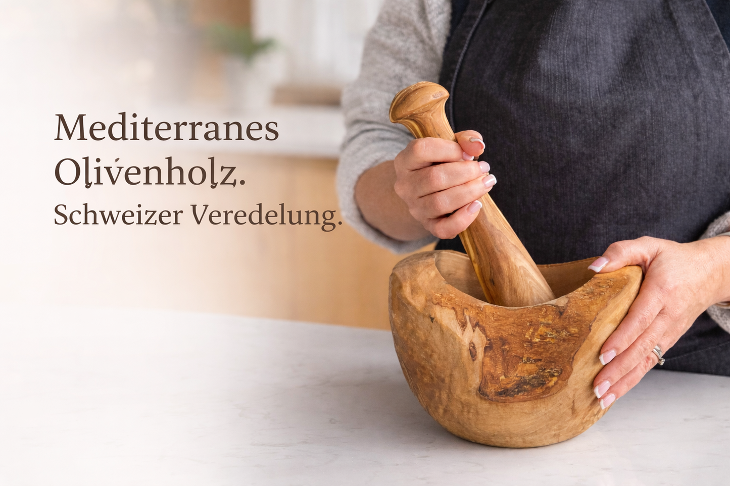 Mediterraner Stößel und Mörser aus Olivenholz für Kräuter und Gewürze