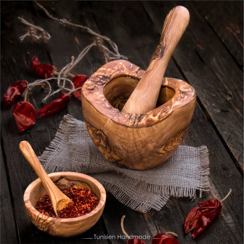 Mörser und Stößel aus Olivenholz mit natürlicher Maserung, ideal zum Mahlen von Kräutern und Gewürzen