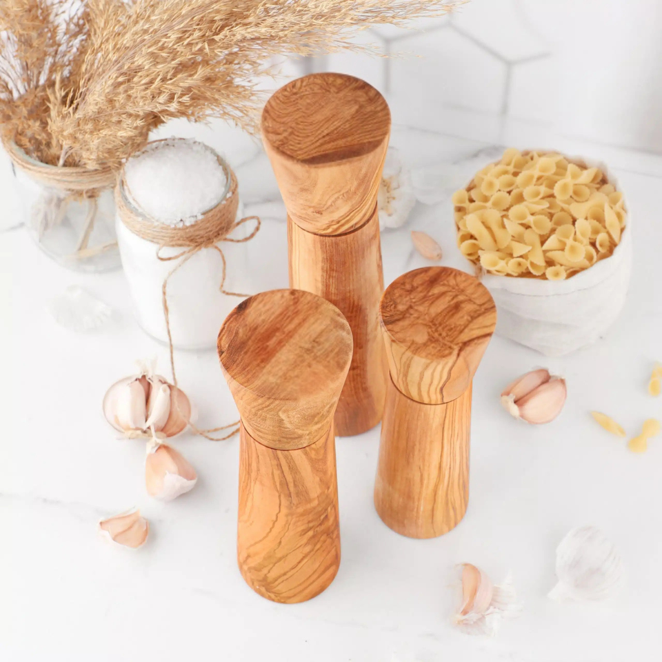 Salz- und Pfeffermühle aus Olivenholz mit natürlicher Maserung, ideal zum Würzen von Speisen