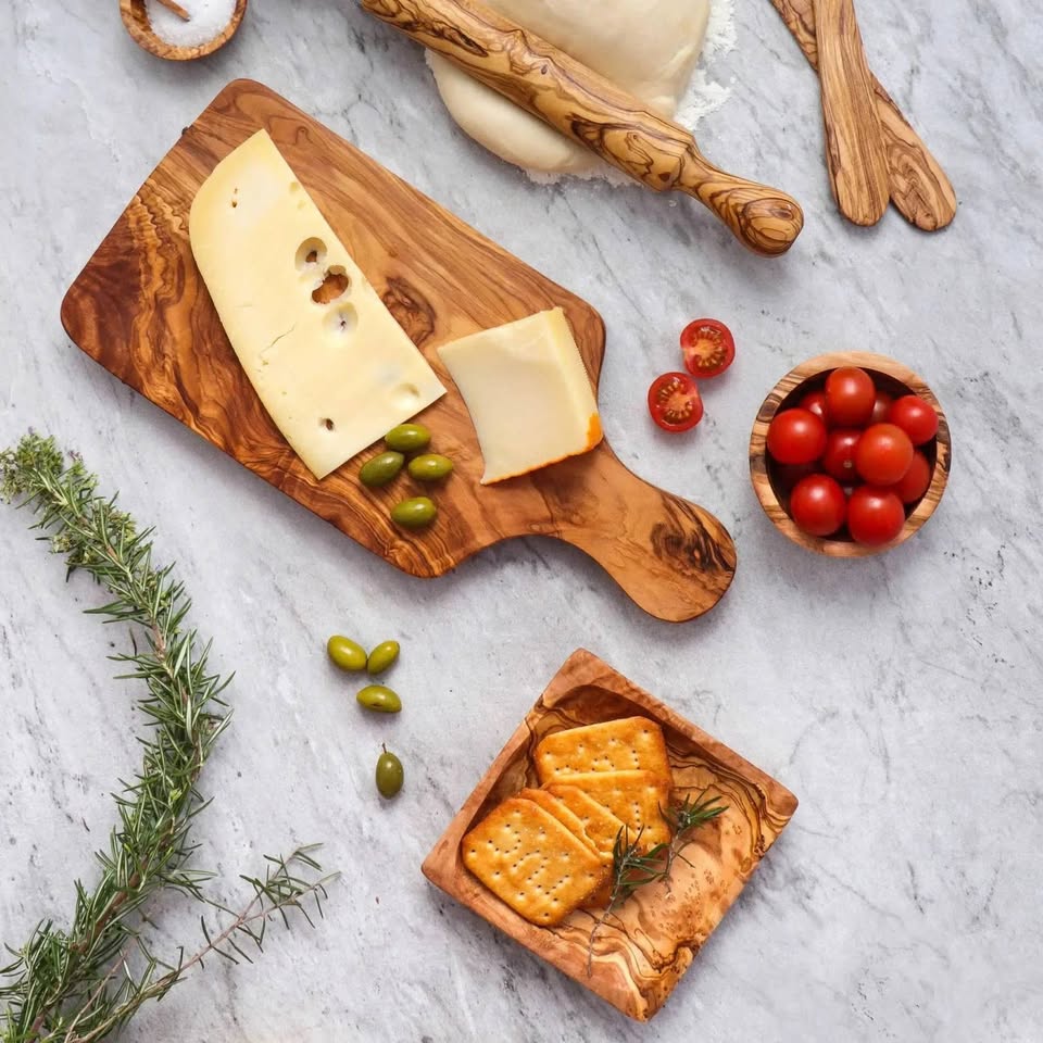 Massives Schneidbrett aus Olivenholz mit Griff, ideal zum Schneiden und Servieren