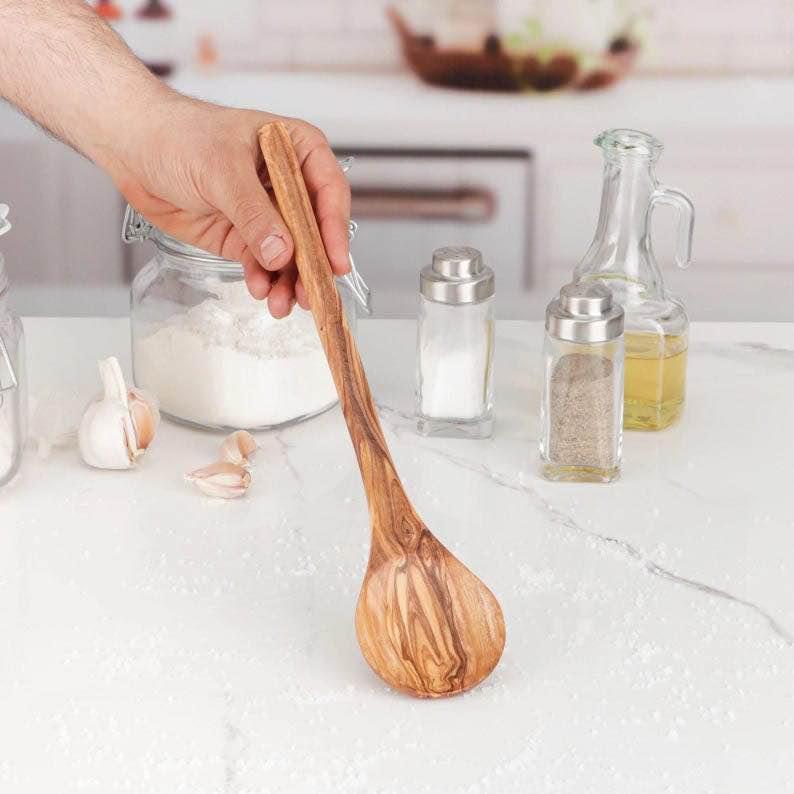 Esslöffel aus Olivenholz mit natürlicher Maserung, ideal zum Servieren und Essen