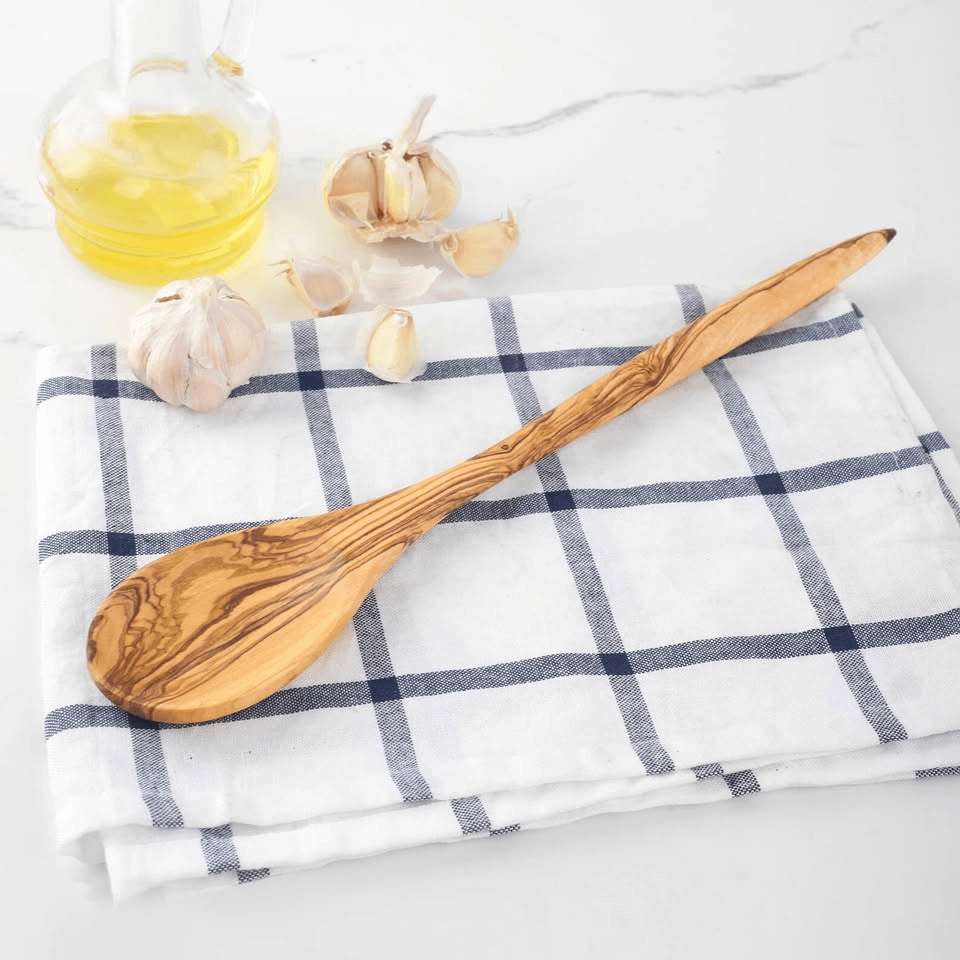 alt="Handgefertigter Kochlöffel aus Olivenholz mit natürlicher Maserung, ideal zum Kochen und Rühren"