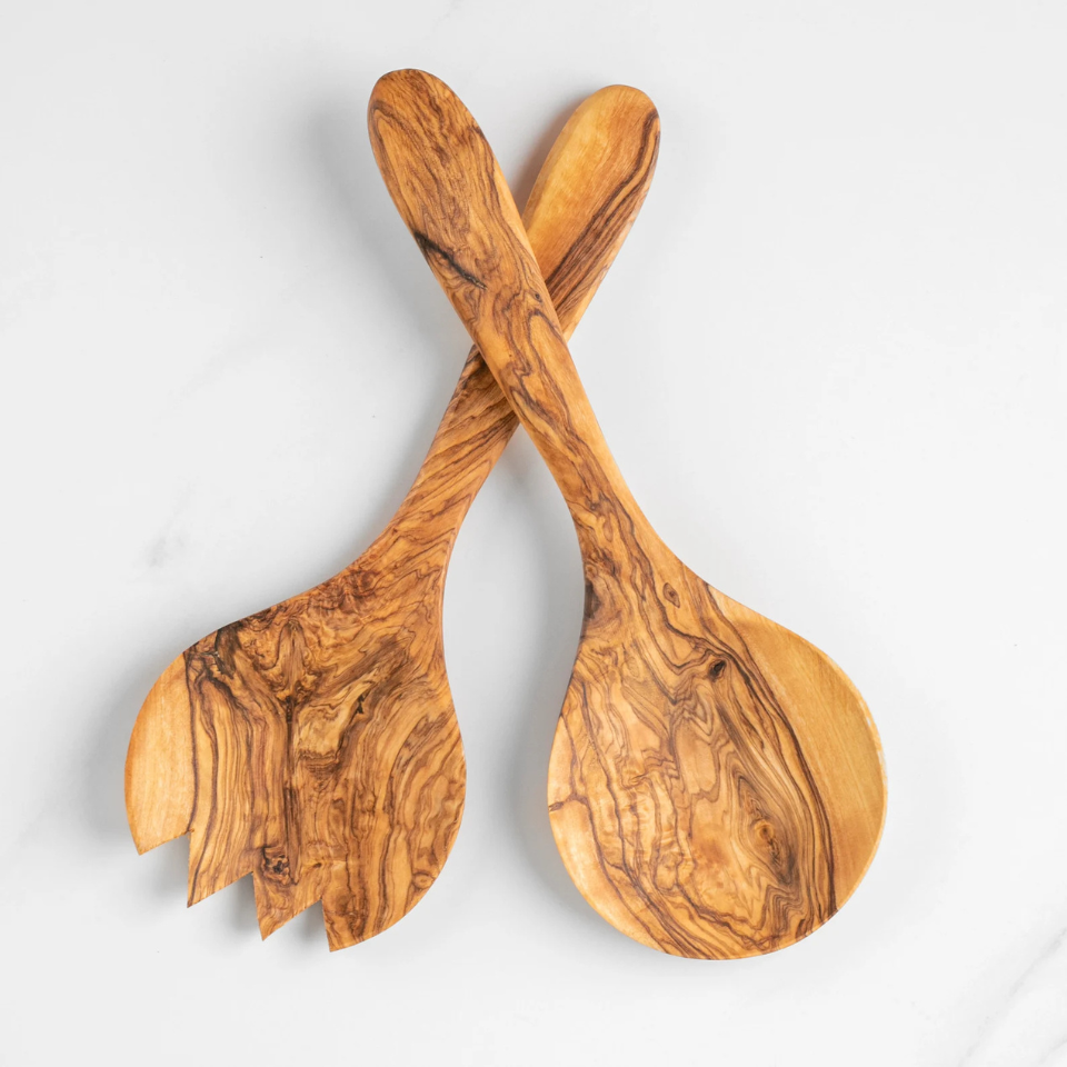 alt="Set aus Olivenholzlöffel und Göffel, handgefertigt mit natürlicher Holzmaserung"
