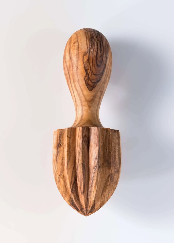 Nachhaltiger Küchenhelfer aus Olivenholz, Zitruspresse