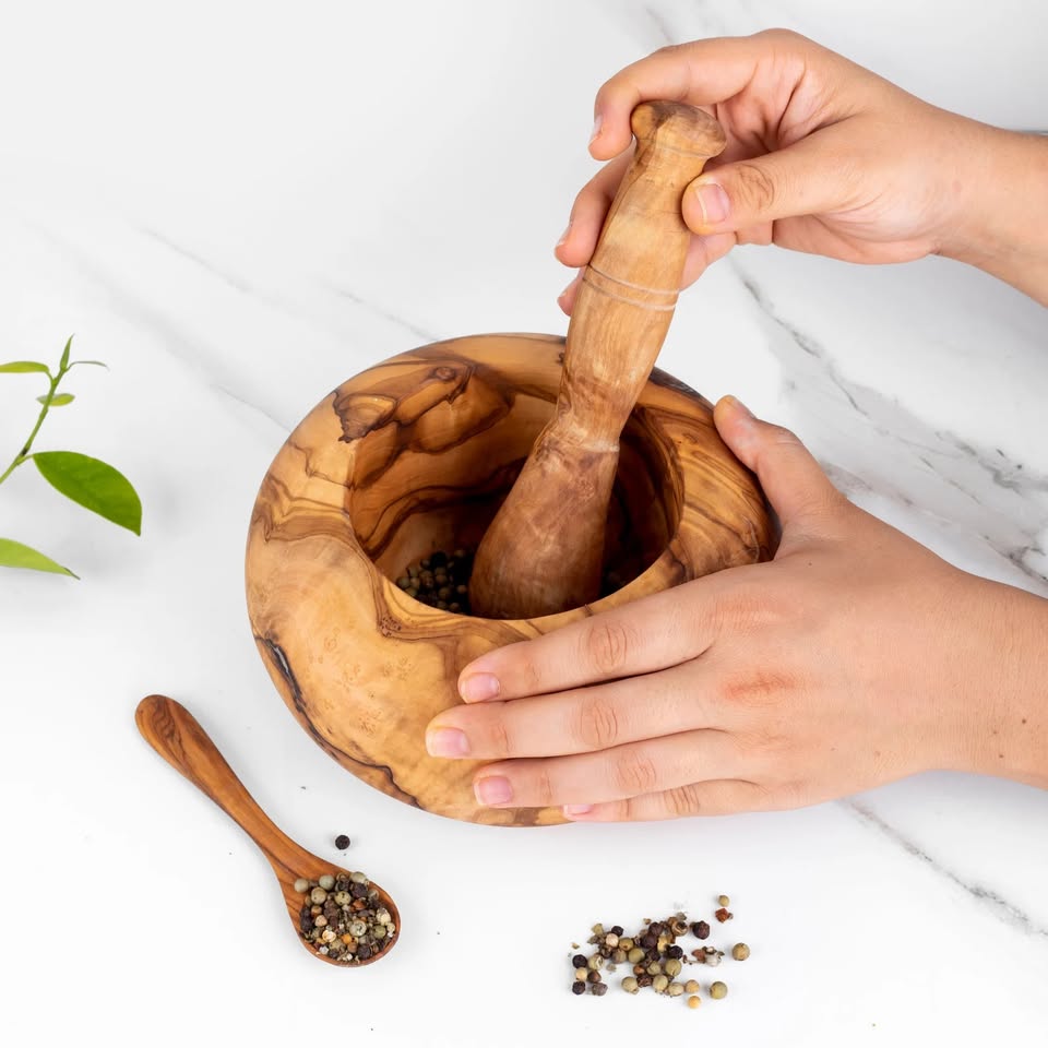 Handgemachter Mörser mit Stößel aus Olivenholz – Naturprodukt