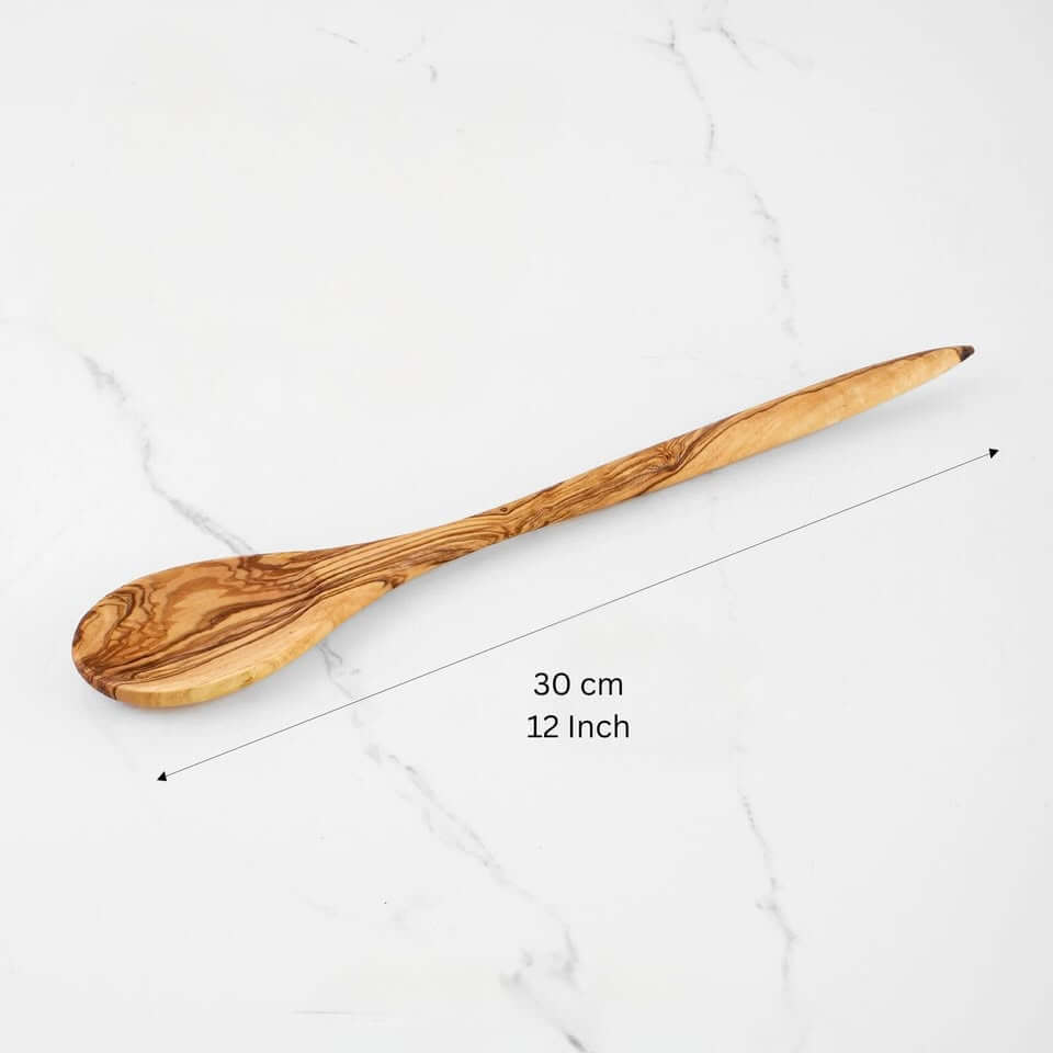 alt="Handgefertigter Kochlöffel aus Olivenholz mit natürlicher Maserung, ideal zum Kochen und Rühren"