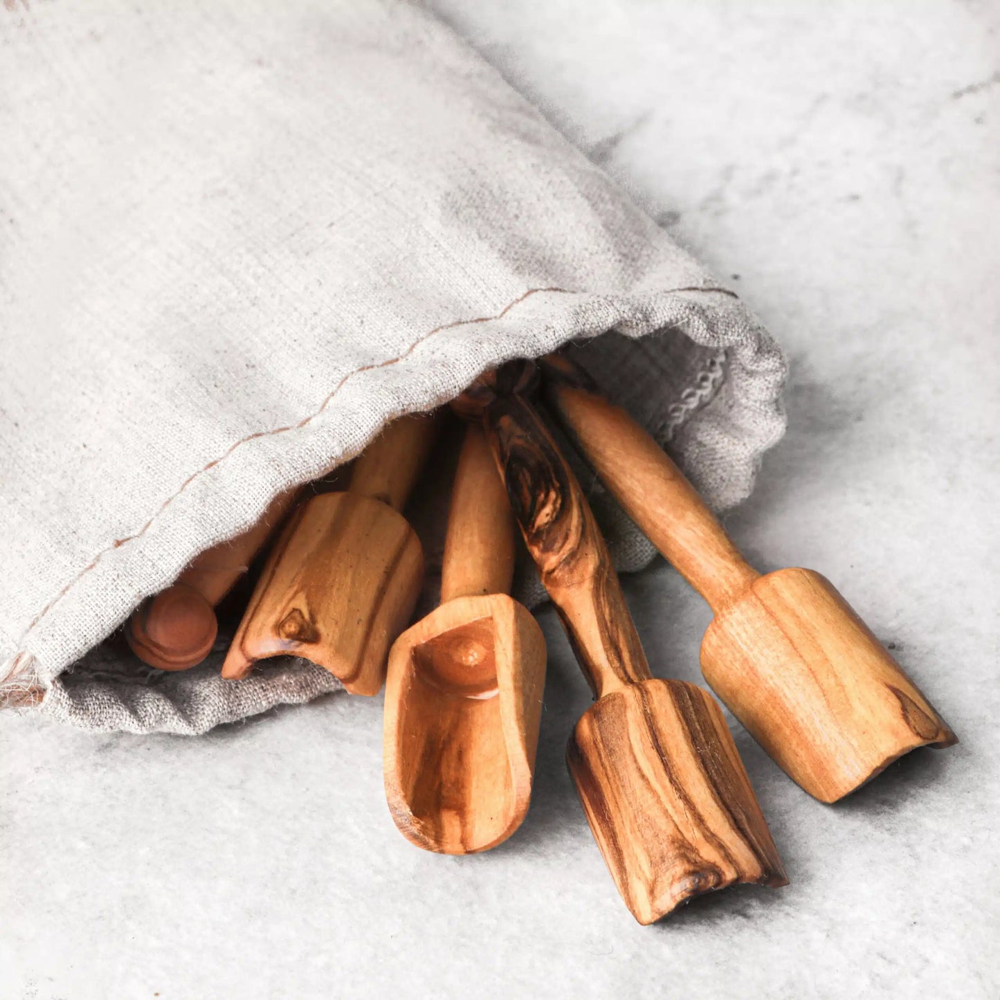 Handgefertigte Mini-Löffel aus Olivenholz, ideal zum Servieren von Gewürzen und Honig