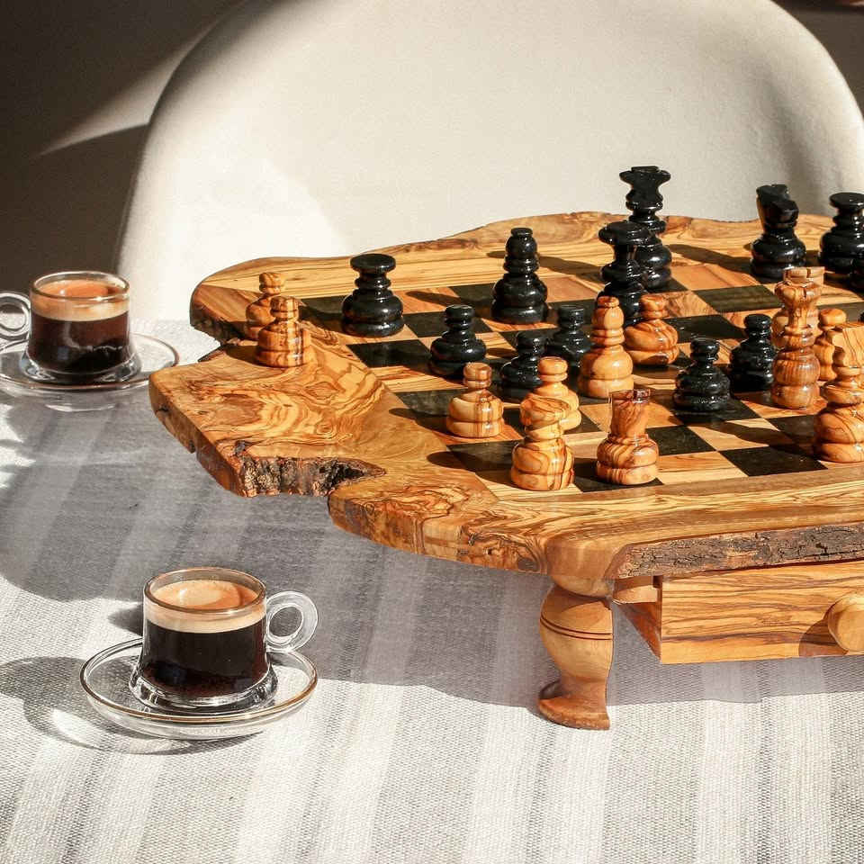 Rustikales Schachspiel aus Olivenholz, handgemacht und dekorativ