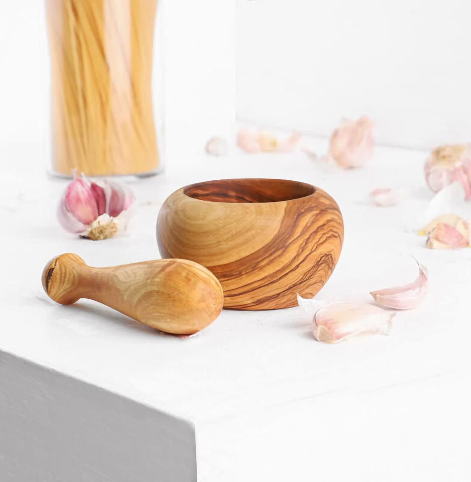 Mörser und Stößel aus Olivenholz mit natürlicher Maserung, ideal zum Mahlen von Kräutern und Gewürzen