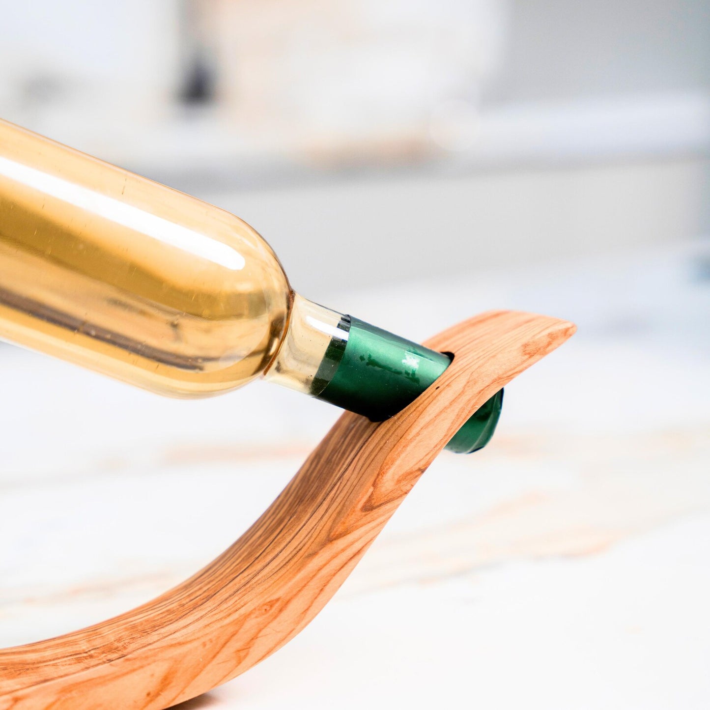 Luxuriöser Weinhalter aus Olivenholz, ideal als Geschenk für Weingenießer