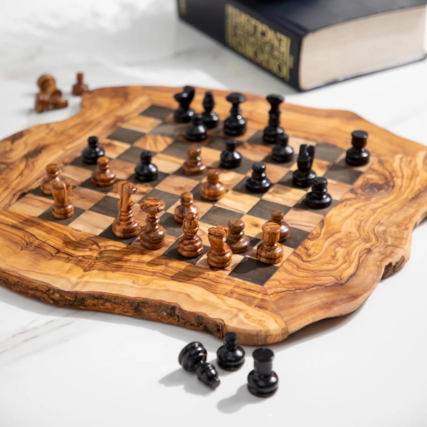 Schachspiel aus nachhaltigem Olivenholz, handgefertigt in rustikalem Design-bern