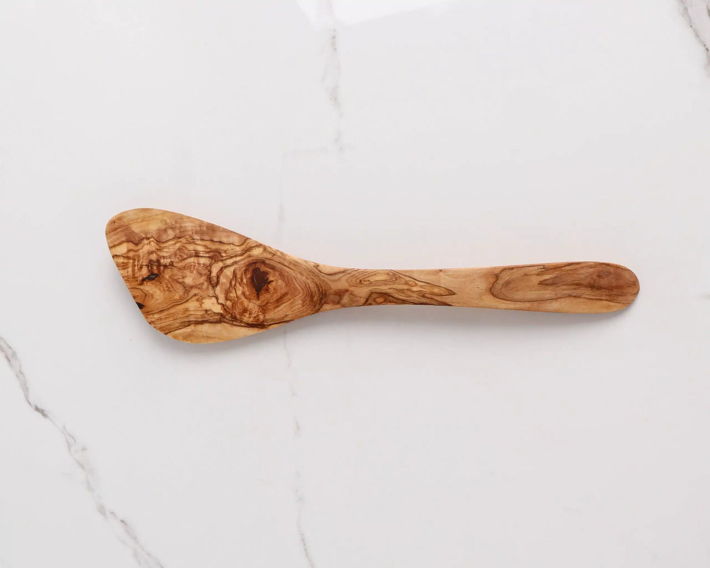 alt="Holzspatel mit Holzgriff, ideal zum Rühren und Wenden von Lebensmitteln"