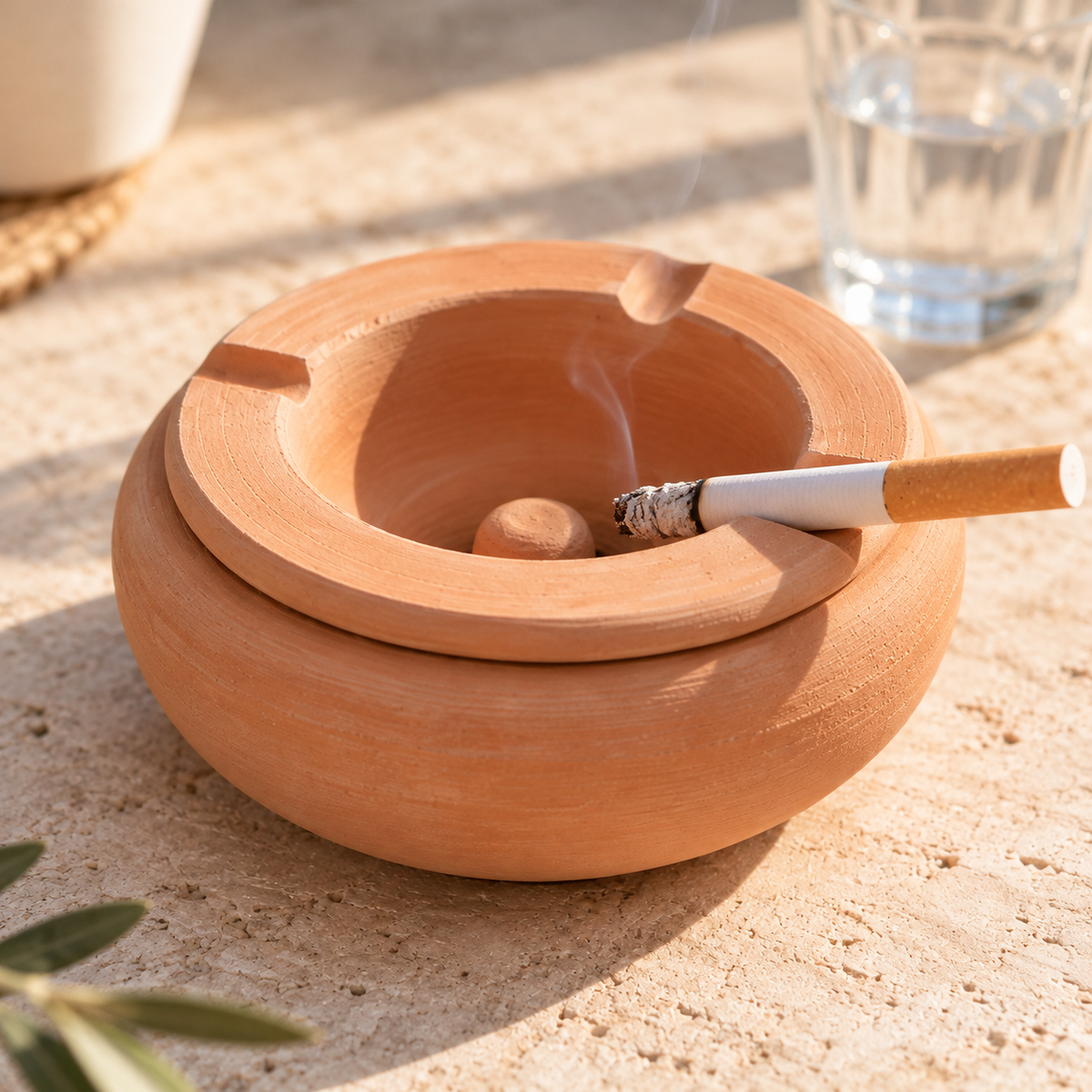 Mediterraner Terrakotta Aschenbecher aus Tunesien in natürlichem Wohnambiente, rustikale Handarbeit mit traditionellem Design.