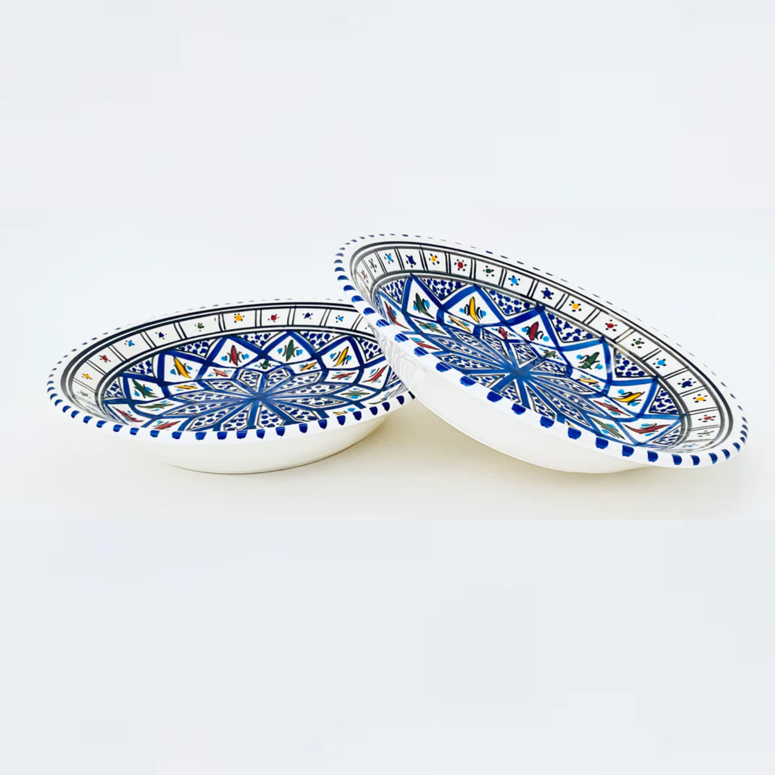 Dekorativer mediterraner Teller aus handbemalter Keramik, perfekt für Schweizer Küchen und Geschenkideen