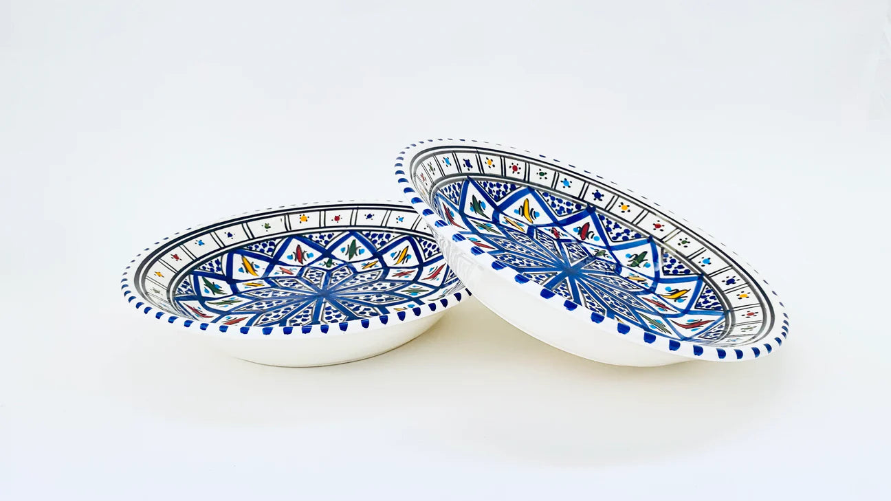 Flacher Keramikteller im traditionellen tunesischen Design – handgefertigt & handbemalt