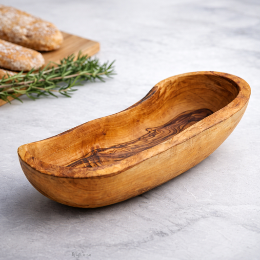 Handgefertigte Schale aus tunesischem Olivenholz mit natürlicher Maserung, Unikat, auf mediterranem Küchenhintergrund
