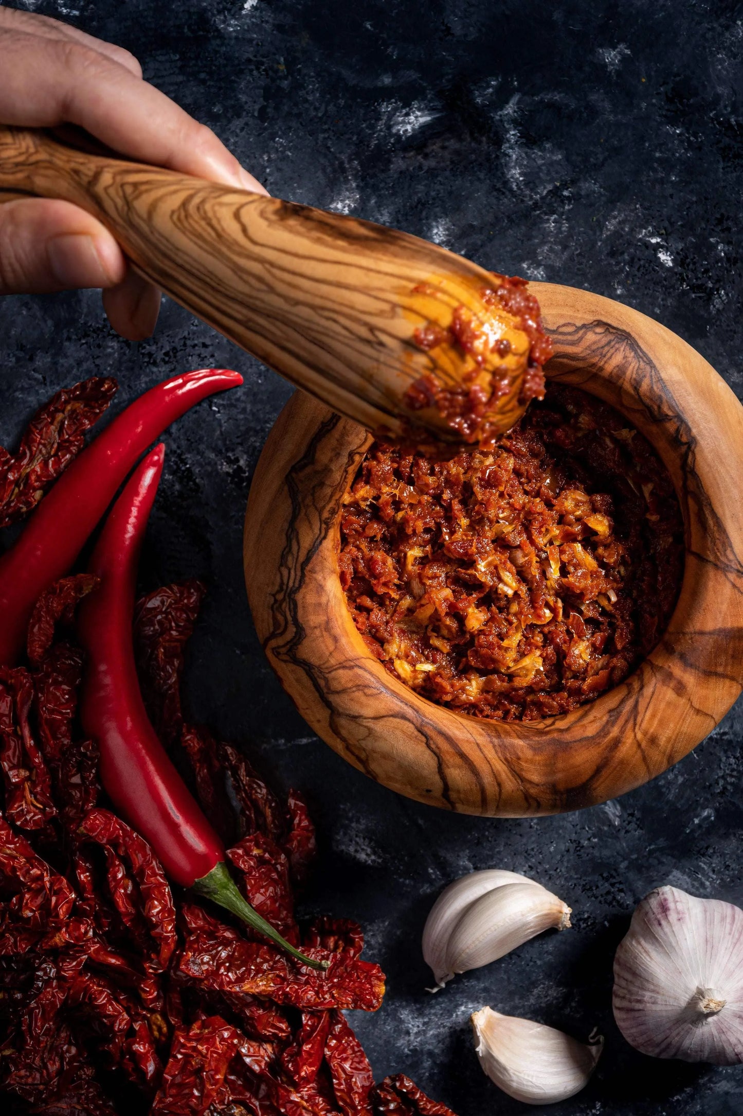 Massiver Mörser und Stößel aus Olivenholz mit einzigartiger Holzmaserung