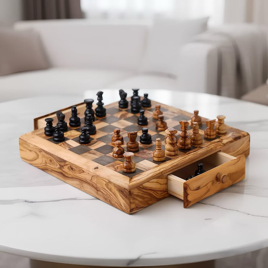 Natürliches Schachset aus echtem Olivenholz mit einzigartiger Holzmaserung und praktischer Figuren-Schublade.