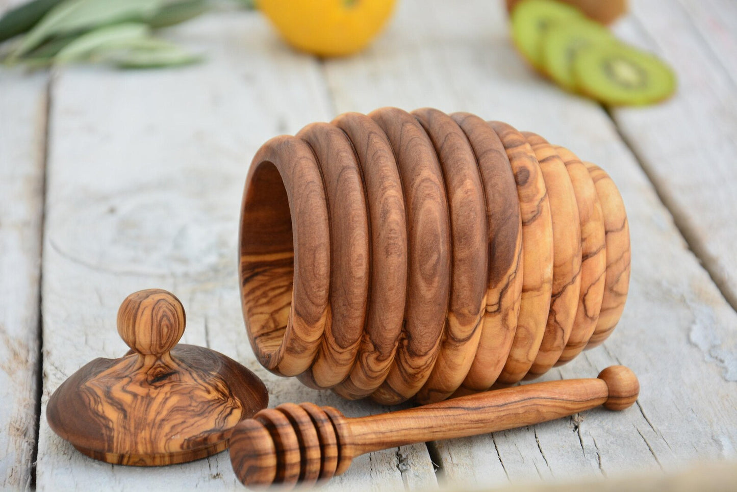 Honigtopf aus Olivenholz mit passendem Honiglöffel – natürliches Bienenkorb-Design