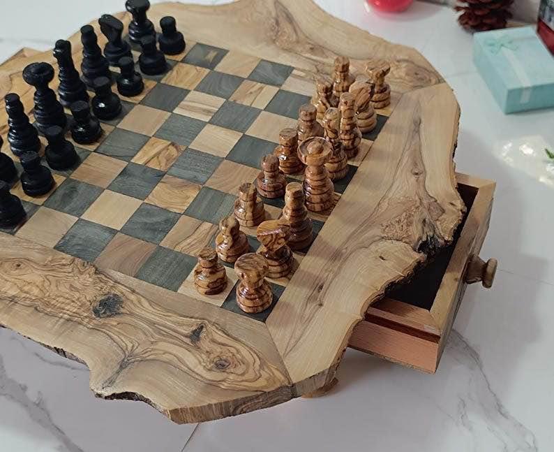 alt="Schachbrett spiel aus Olivenholz“
