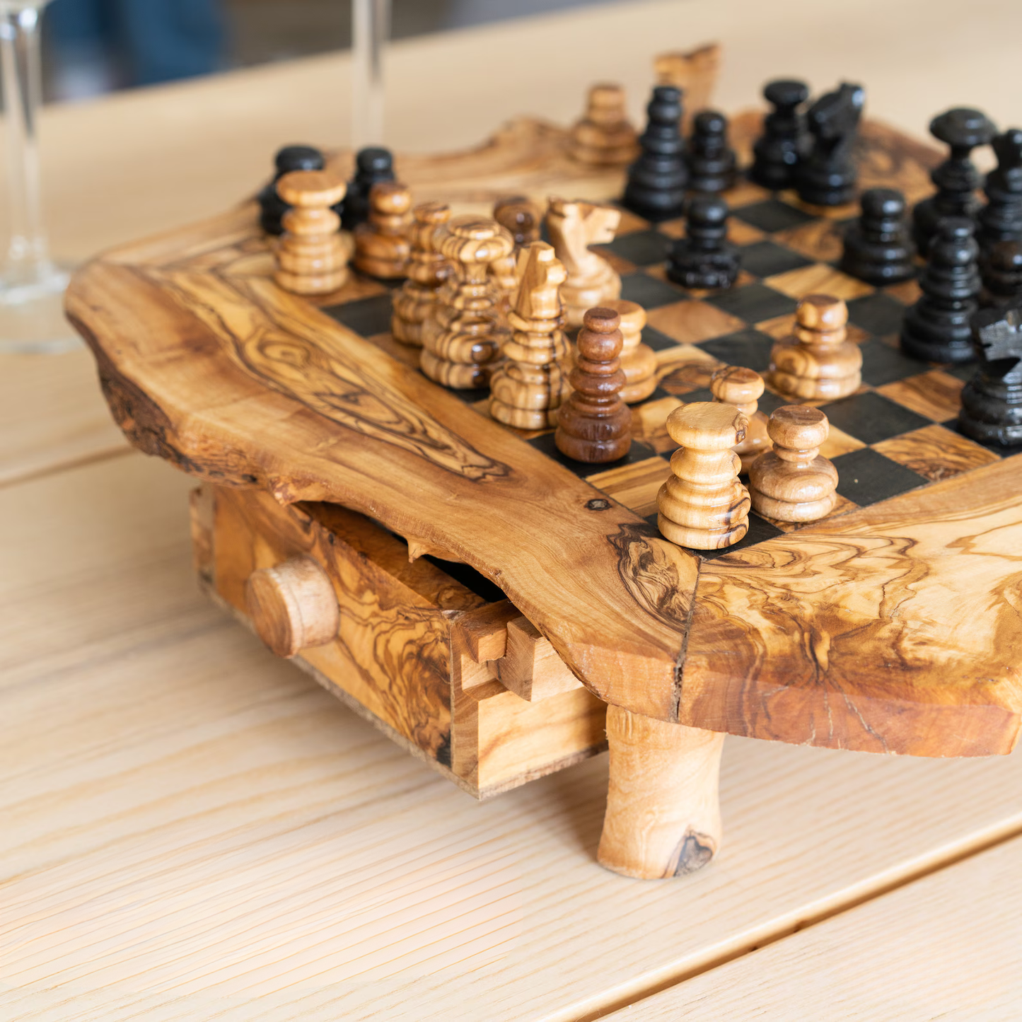 Kompaktes Schachspiel aus Olivenholz ideal als Geschenk in der Schweiz