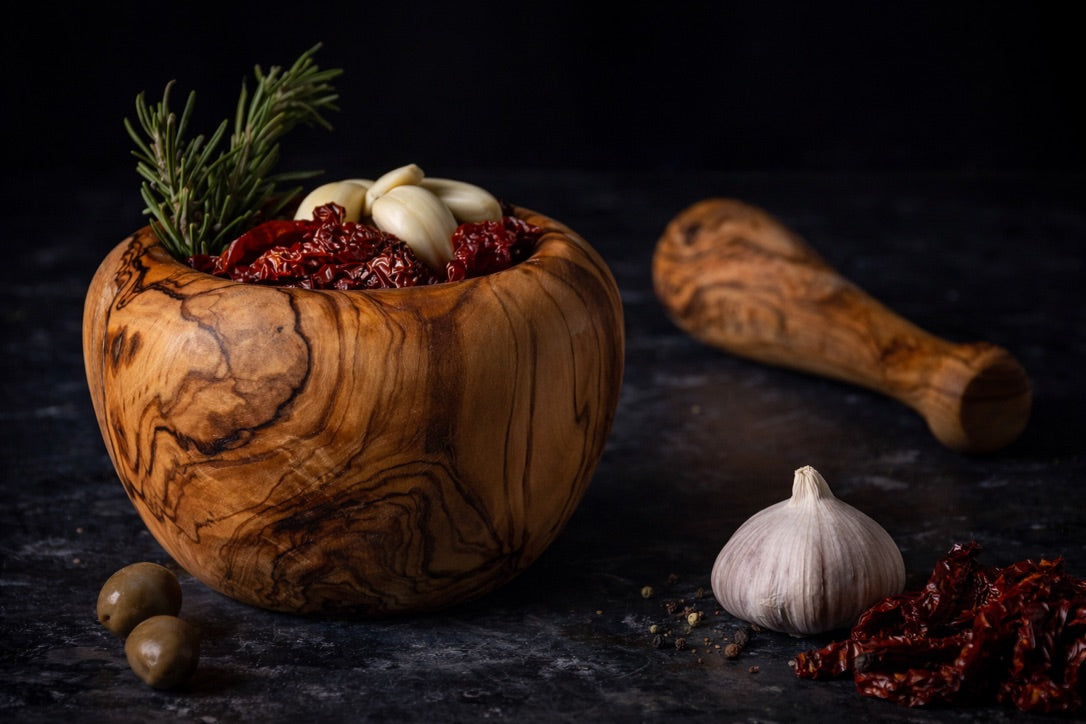 Mediterraner Gewürzmörser aus Olivenholz mit Stößel für frische Kräuter und Gewürzmischungen