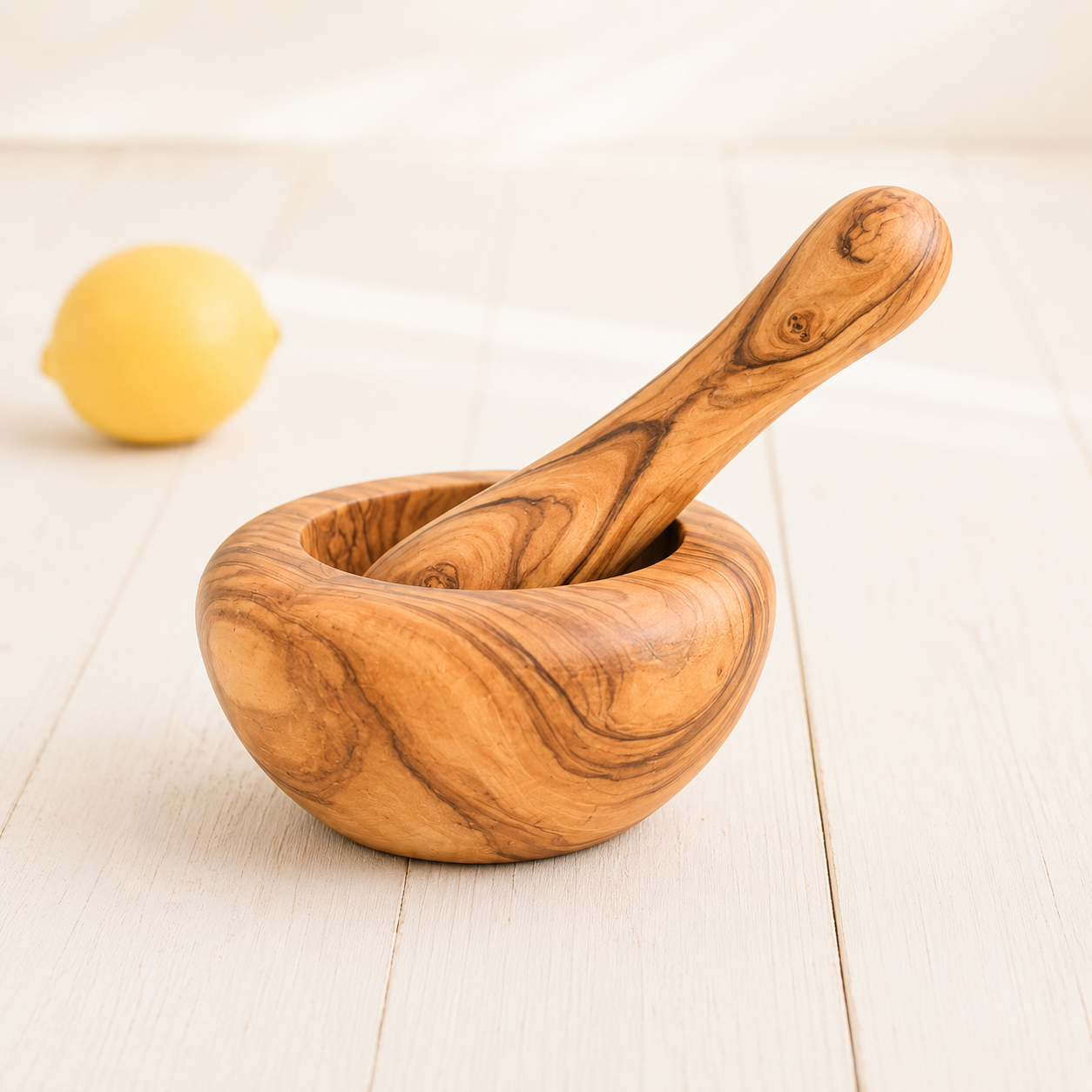 Mediterraner Mörser mit Stössel aus Olivenholz, handgefertigt für stilvolle Küchen in der Schweiz.