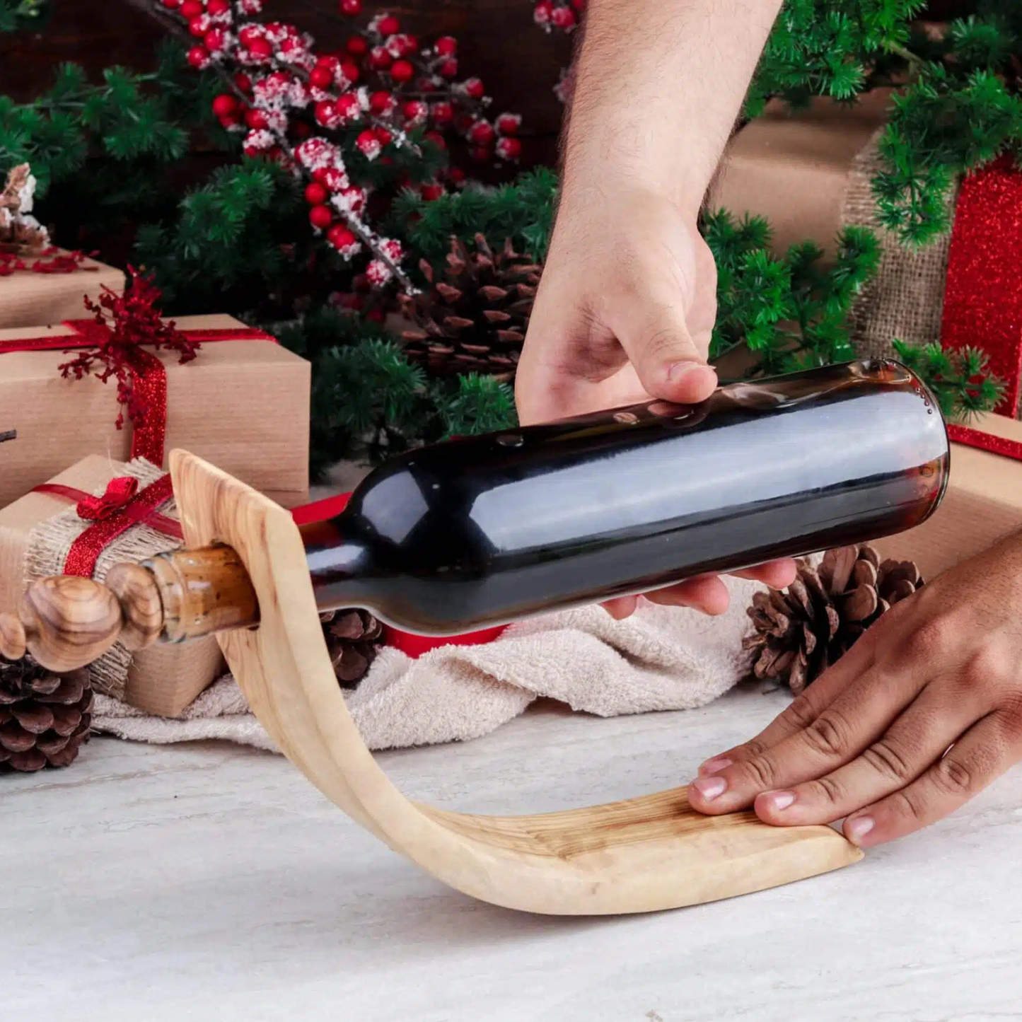 Detailaufnahme von handgefertigten Holzkelchen aus tunesischem Olivenholz mit natürlicher Maserung