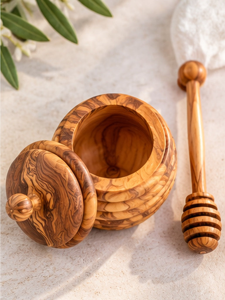 Nahaufnahme des Honigtopfs aus Olivenholz mit sichtbarer natürlicher Maserung, gerillter Oberfläche und rundem Holzdeckel.
