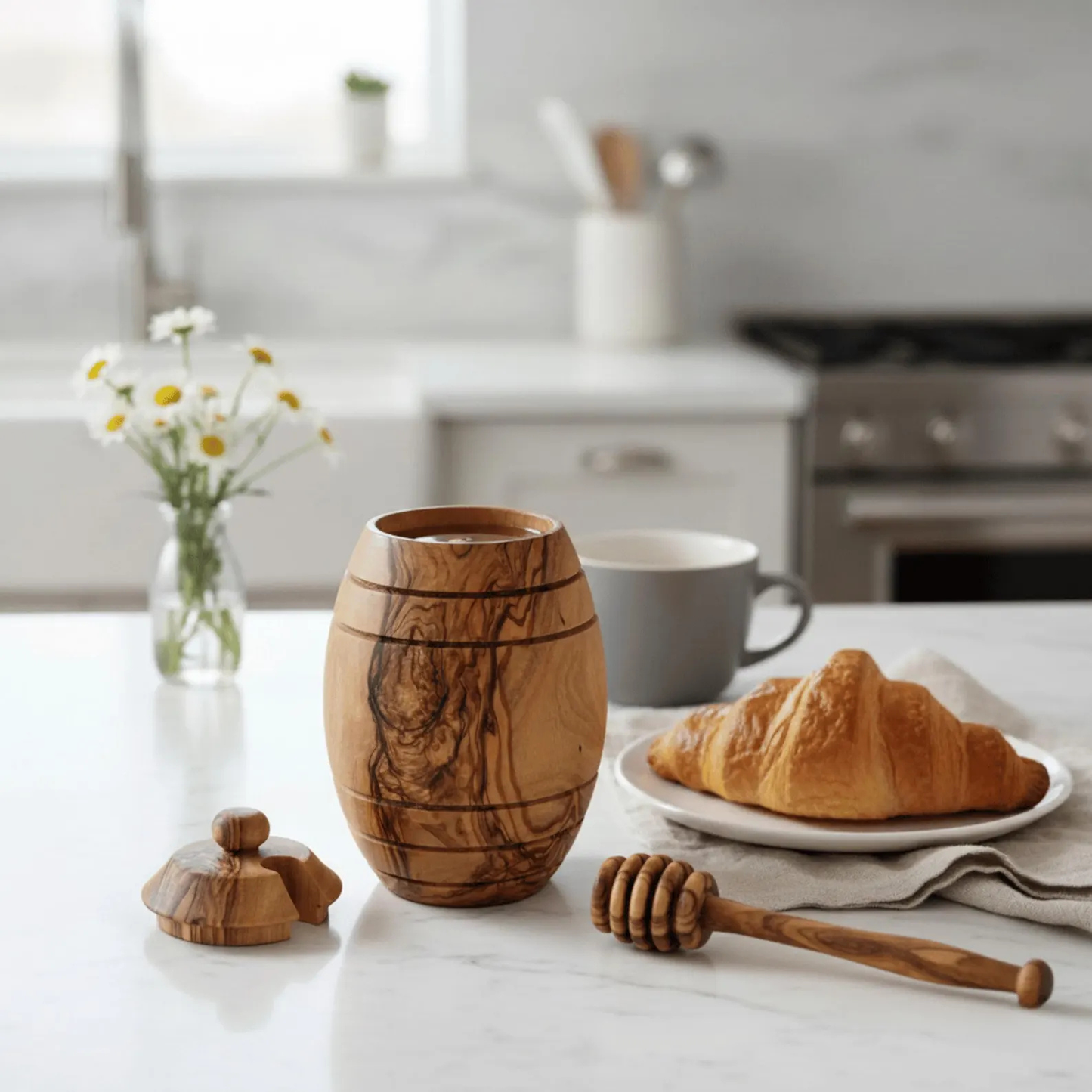 Detailaufnahme der natürlichen Maserung eines Honigtopfs aus Olivenholz