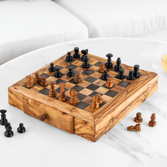 Elegantes Schachspiel aus mediterranem Olivenholz mit natürlicher Maserung und Aufbewahrungsschublade für Figuren.