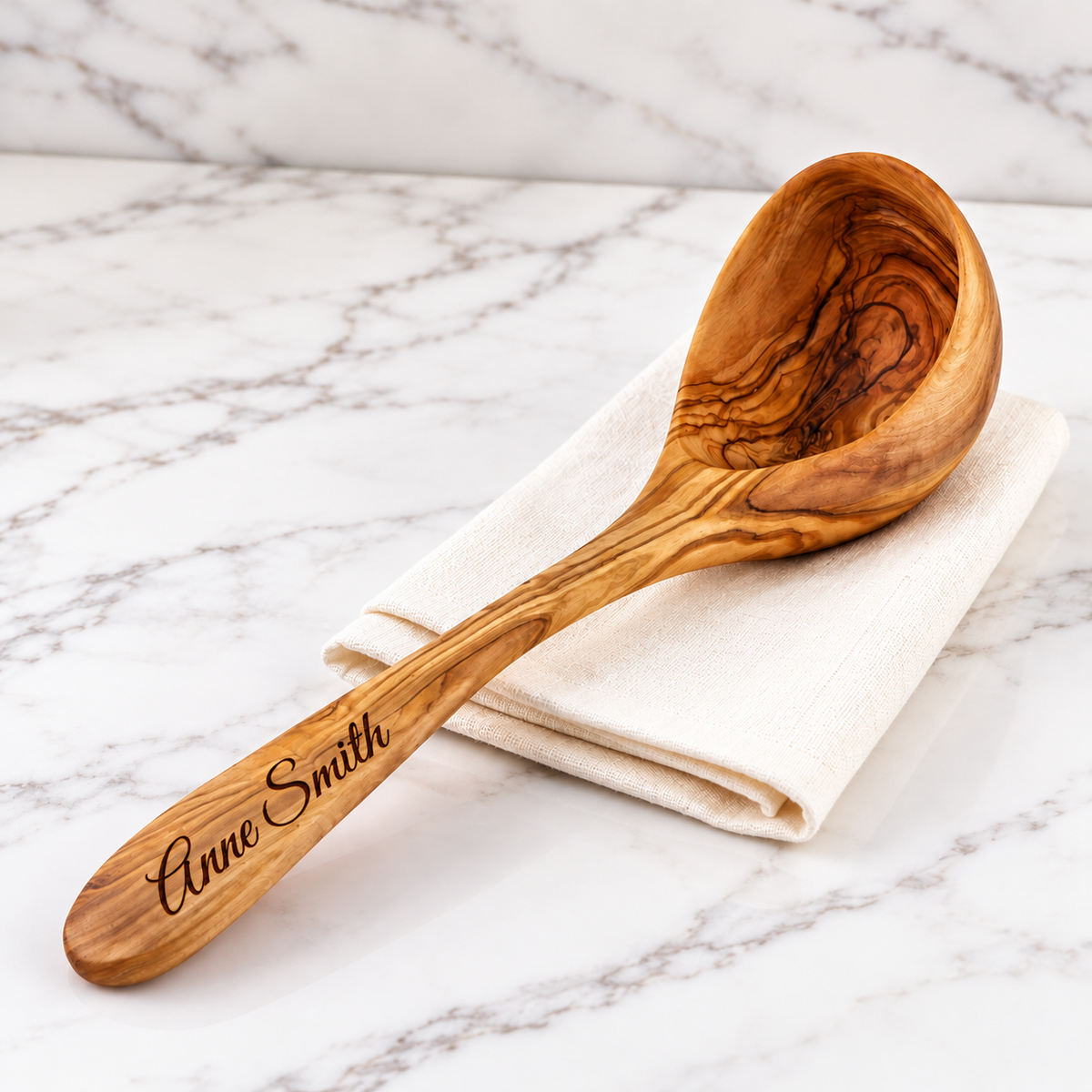 Suppenkelle aus Olivenholz mit natürlicher Maserung, ideal zum Servieren von Suppen