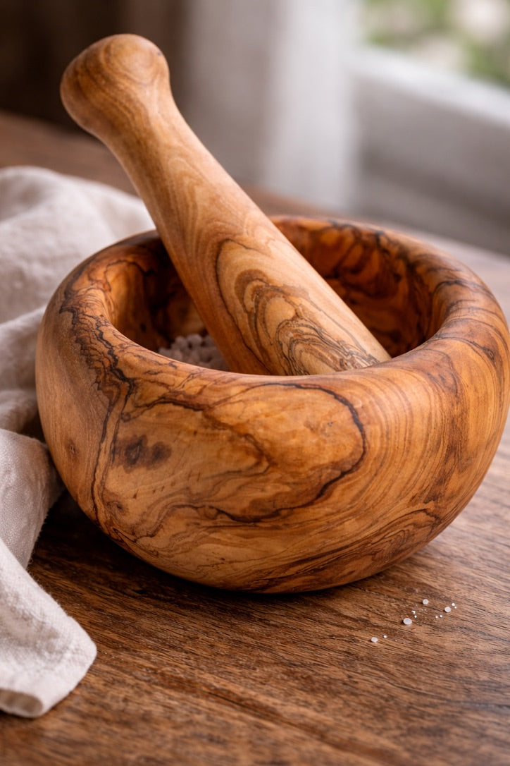 Runder Mörser aus Olivenholz mit Stößel zum Zerstoßen von Pfeffer, Kräutern und Gewürzen