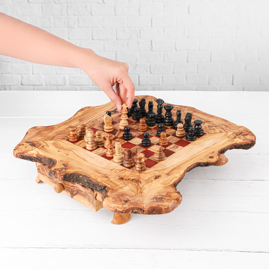Edles Schachbrett aus Olivenholz mit klassischen Schachfiguren – elegantes Luxus-Set.
