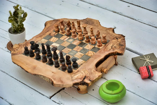 Edles Schachbrett aus Olivenholz mit klassischen Schachfiguren – elegantes Luxus-Set.