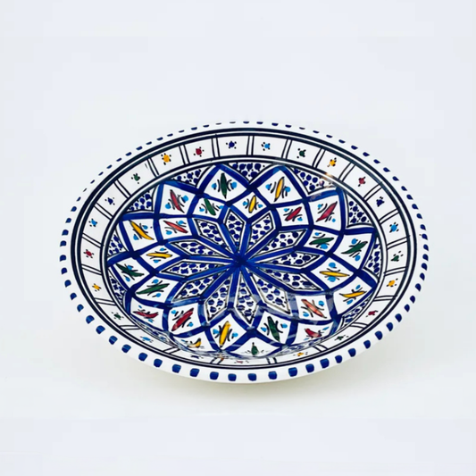 Handbemalter Keramikteller im traditionellen tunesischen Design, ideal für mediterrane Tischkultur in Schweizer Haushalten