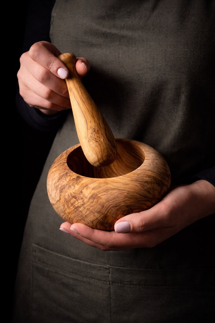 Traditioneller handgefertigter Olivenholz Mörser mit Stößel für mediterrane Küche