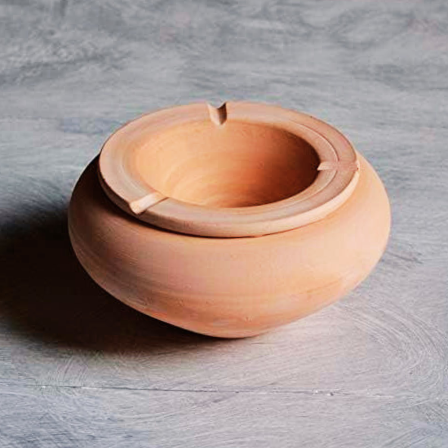 Handgemachter Terracotta Aschenbecher aus Tunesien mit traditionellem marokkanischem Look für Innen- und Außendekor