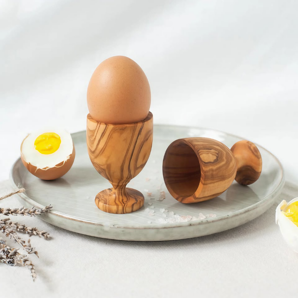 alt="Eierbecher aus Olivenholz mit natürlicher Maserung, ideal zum stilvollen Servieren von Eiern"