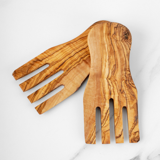 alt="Handgefertigte Salathände aus Olivenholz, ideal zum Servieren von Salaten und Beilagen"