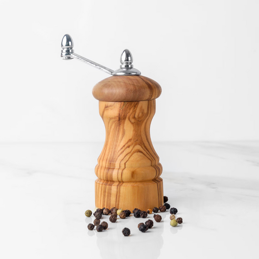 alt="Salz- und Pfeffermühle aus Olivenholz mit natürlicher Maserung, ideal zum Würzen von Speisen"