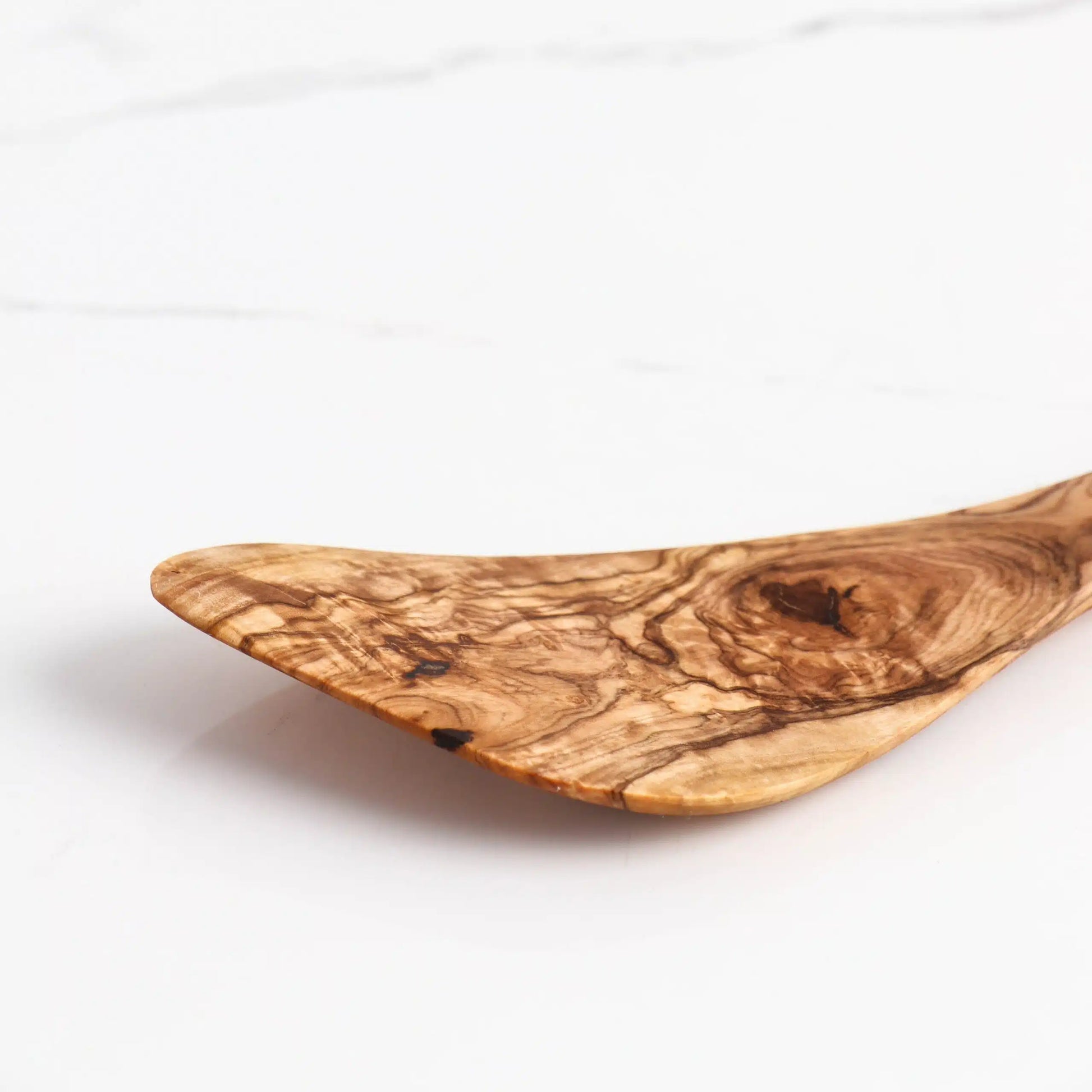 alt="Holzspatel mit Holzgriff, ideal zum Rühren und Wenden von Lebensmitteln"
