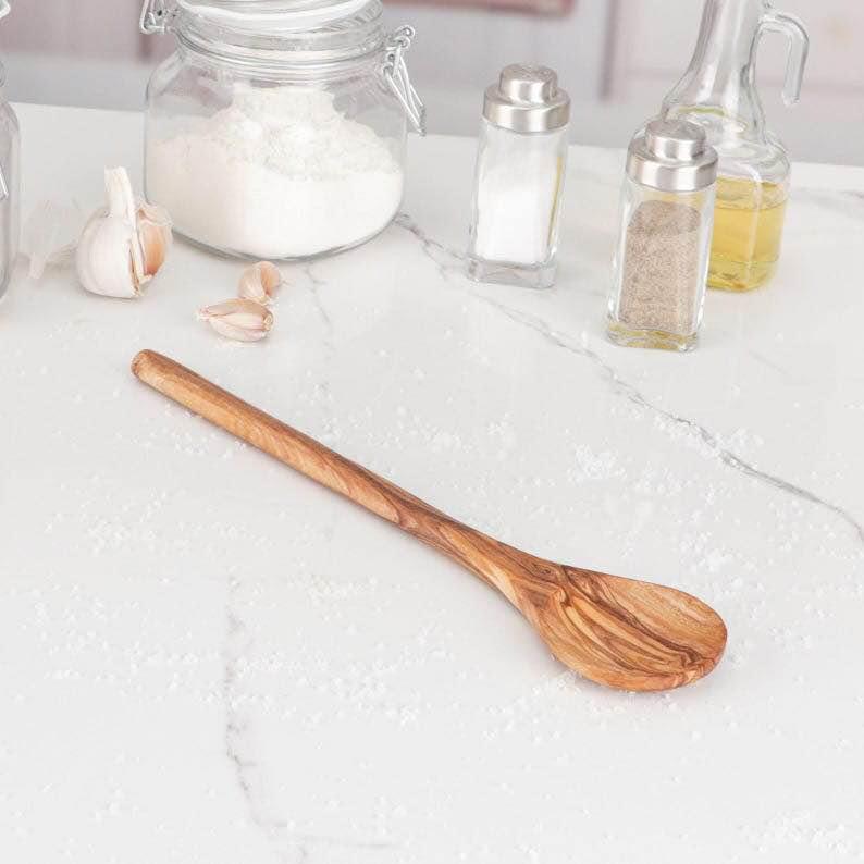 alt="Esslöffel aus Olivenholz mit natürlicher Maserung, ideal zum Servieren und Essen"
