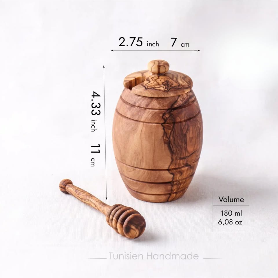 alt="Runder Honigtopf aus Olivenholz mit passendem Honiglöffel"