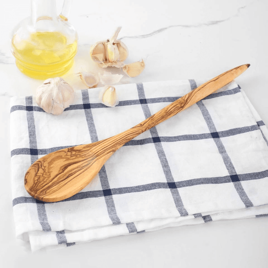 alt="Handgefertigter Kochlöffel aus Olivenholz mit natürlicher Maserung, ideal zum Kochen und Rühren"