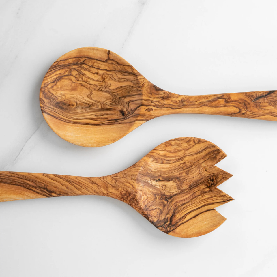 alt="Set aus Olivenholzlöffel und Göffel, handgefertigt mit natürlicher Holzmaserung"