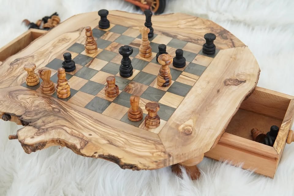 alt="Schachbrett aus Olivenholz mit natürlichen Kanten in der schwei“

